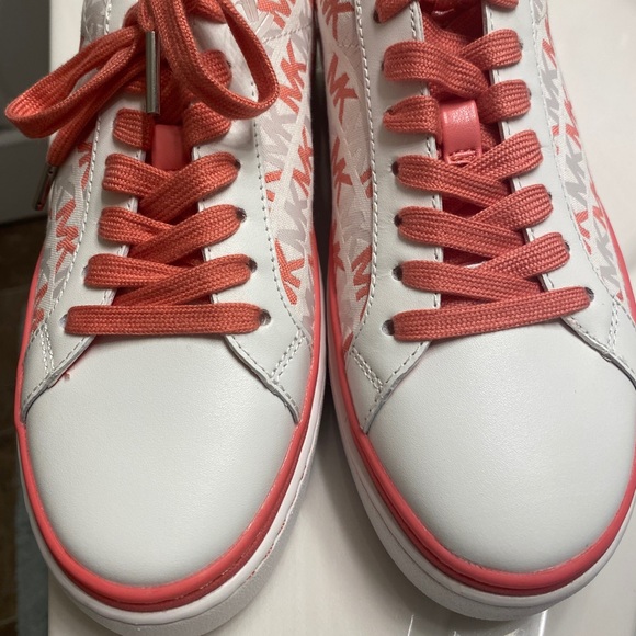 MICHAEL Michael Kors logo printed
Chapman Platform Sneakers - Picture 12 of 12